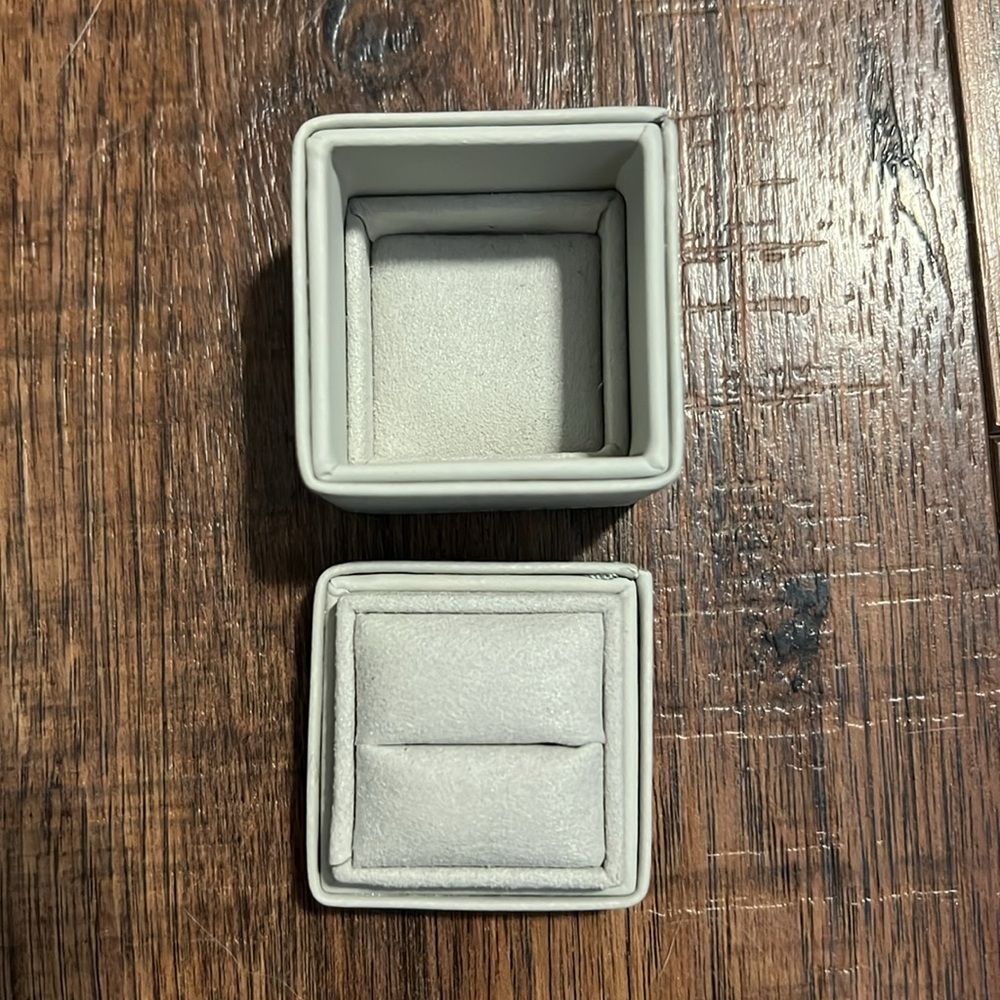 Empty Ring Box - Picture 4 of 4